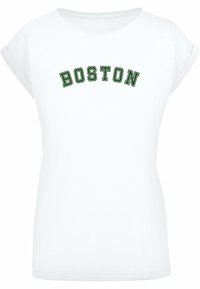 Weißes T-Shirt mit kurzen Ärmeln aus Baumwolle, mit grüner Aufschrift "BOSTON" in einer gewölbten, fetten Schriftart. Klassisches Rundhalsdesign.
