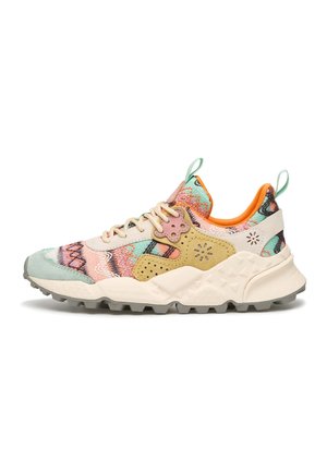 Baskets colorées et sportives avec un dessus en tricot aux teintes rose, bleu et jaune. Semelle en caoutchouc crème avec une texture antidérapante et une languette de traction.