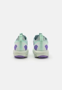 Baskets de sport bleu clair et lavande avec une arrière en mesh texturé, une languette au talon et une semelle rembourrée avec un accent violet à la base.
