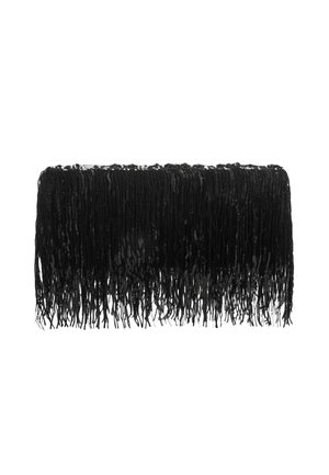Czarna torebka kopertówka z frędzlami i cekinowym wykończeniem, o prostokątnym kształcie i teksturowanej powierzchni, prezentująca wielowarstwowy design frędzli.