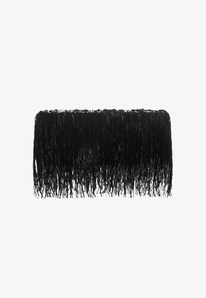 Czarna torebka kopertówka z frędzlami i cekinowym wykończeniem, o prostokątnym kształcie i teksturowanej powierzchni, prezentująca wielowarstwowy design frędzli.