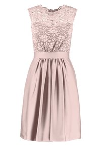 Robe en dentelle et satin de couleur rose doux, avec un décolleté festonné, sans manches, taille ajustée et jupe froncée.