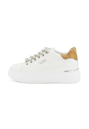Sneaker bianca con tomaia testurizzata, dotata di occhielli metallici argento, chiusure con lacci e un accento a disegno beige sul tallone. Suola spessa bianca.