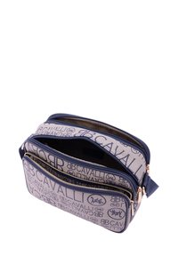 Borsa rettangolare beige con dettagli blu. Tessuto con motivo del logo, dotata di zip color oro e un compartimento a doppia zip.