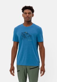 Blauw T-shirt met korte mouwen, gemaakt van zacht materiaal, met een grafisch ontwerp van een berglandschap in zwart en groen. Het heeft een ronde halslijn en een relaxte pasvorm.