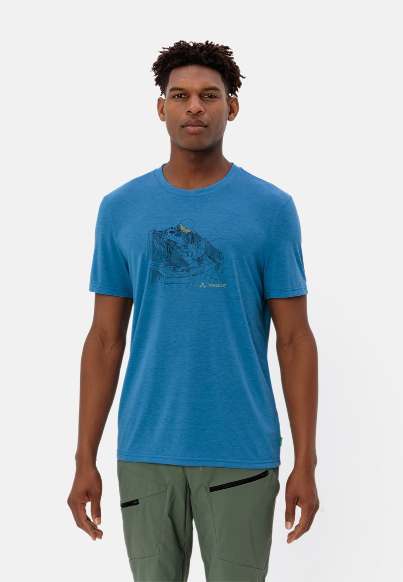 Blauw T-shirt met korte mouwen, gemaakt van zacht materiaal, met een grafisch ontwerp van een berglandschap in zwart en groen. Het heeft een ronde halslijn en een relaxte pasvorm.