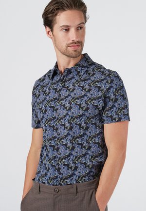 Camisa de manga corta en tejido oscuro con patrones florales en azul y verde. Diseño con cuello, botones y silueta ajustada.