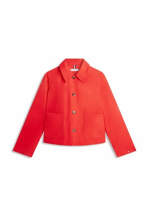 Veste rouge à manches longues avec boutons, deux poches avant, col classique et ourlet droit.