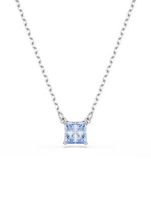 Sterling zilveren halsketting met een vierkante, lichtblauwe edelsteen hanger aan een delicate ketting, met een gepolijste afwerking en open schakels.