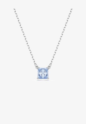 Sterling zilveren halsketting met een vierkante, lichtblauwe edelsteen hanger aan een delicate ketting, met een gepolijste afwerking en open schakels.