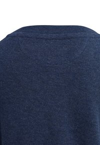 Mörkblå tröja med en strukturerad stickad mönster, ribbad halsringning och en sömlös design utan synliga sömmar eller hårdvarudetaljer.