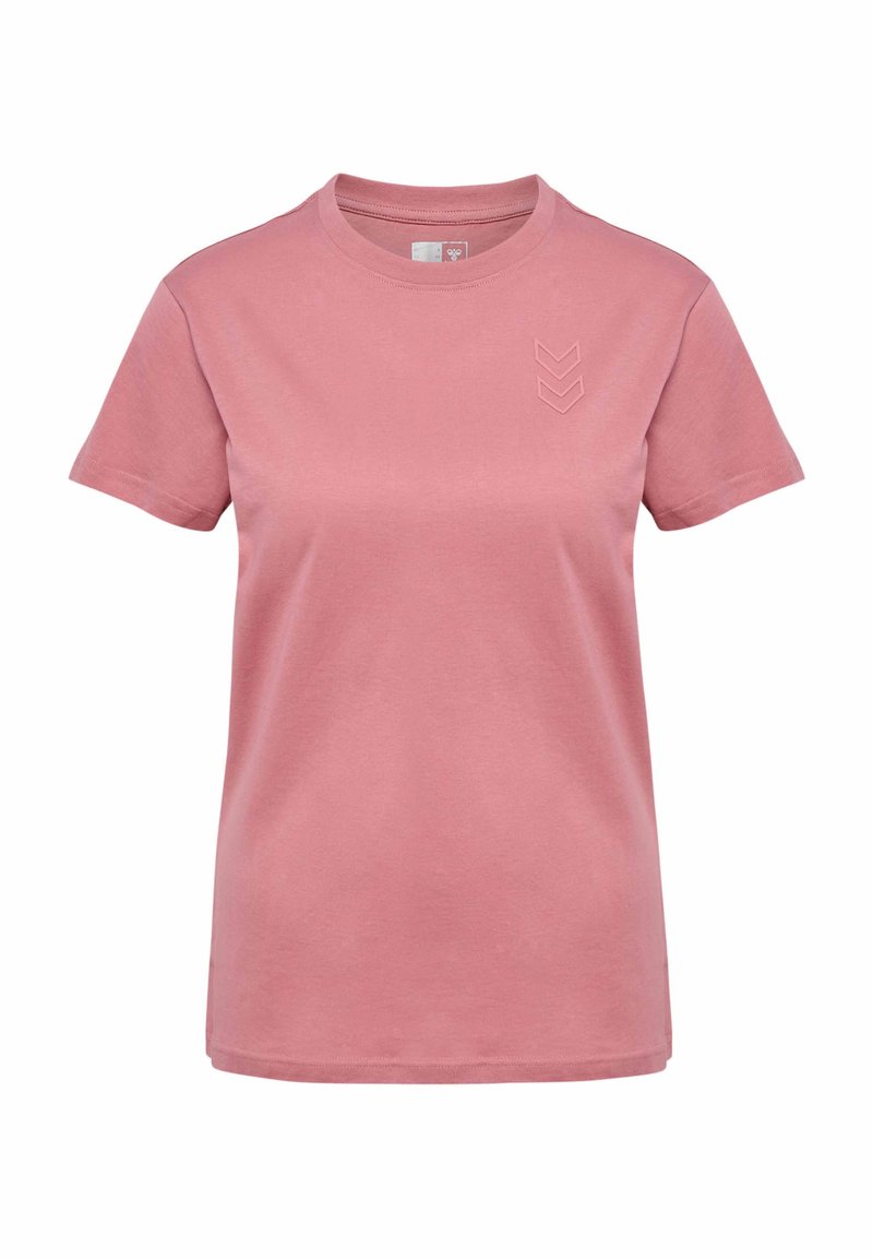 Lyserød bomulds t-shirt med korte ærmer, rund halsudskæring og tre præget chevron-detaljer på venstre side af brystet.