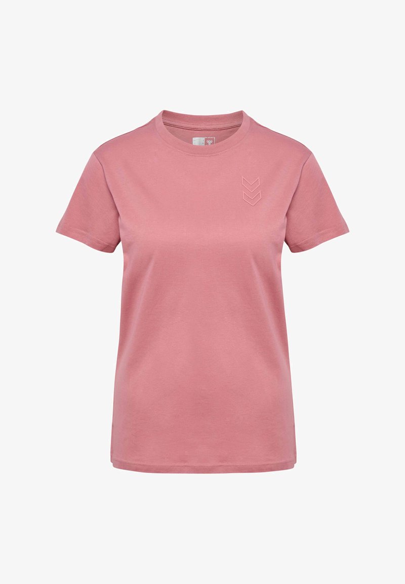 Lyserød bomulds t-shirt med korte ærmer, rund halsudskæring og tre præget chevron-detaljer på venstre side af brystet.