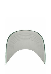 Gorra de béisbol gris con visera curva, que presenta un borde verde bordado. La tela tiene una textura suave y un sutil detalle de costura.