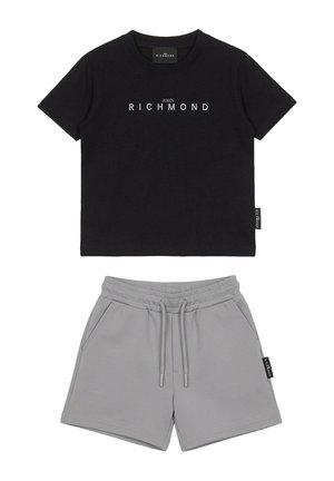 T-shirt nera corta con logo "John Richmond" abbinata a pantaloncini grigio chiaro con coulisse e tasche laterali.