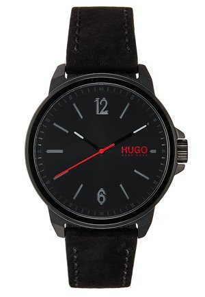 Montre-bracelet noire avec bracelet en cuir noir, index des heures argentés, aiguille des secondes rouge et logo Hugo Boss rouge sur le cadran indiquant 10:10:40.