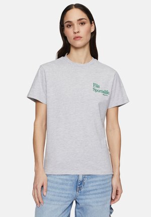 T-shirt en coton gris à manches courtes, col rond, avec le logo vert "Fila Sportslife" sur la poitrine gauche. Coupe décontractée ; texture lisse.
