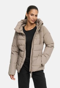Beige vadderad jacka med avtagbar huva, dragkedjeslutning och snoddar vid halsen. Materialet verkar slätt med kviltade detaljer.