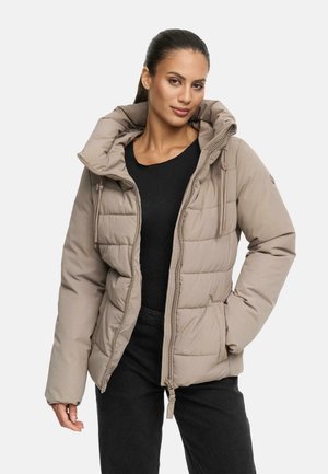 Beige polstret jakke med aftagelig hætte, lynlåslukning og snoretræk ved halsen. Materialet virker glat med quilted detaljer.
