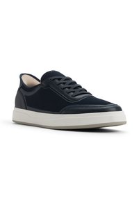 Sneaker in rete e pelle blu navy con punta arrotondata, tomaia testurizzata e suola in gomma grigia. Presenta un design con lacci e accenti minimi.