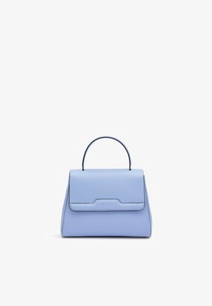 Bolso de cuero azul claro con forma estructurada, asa superior y cierre de solapa, sobre un fondo blanco liso.