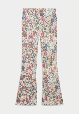 Weite Hosen mit mehrfarbigem Blumenmuster in Rot, Blau, Grün und Beige auf weißem Hintergrund.