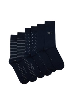 Set von sechs marineblauen Socken mit unterschiedlichen Mustern: Streifen, Tupfen und Rautenformen. Jede Socke hat eine glatte Textur und verstärkte Bündchen.