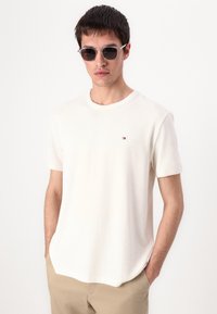 Tommy Hilfiger TEE - Basic T-shirt - ivory petal