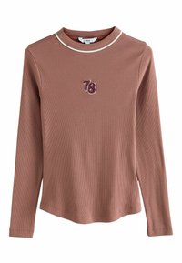 Langærmet ribbet top i støvet rosa med en hvid krave. Har "78" broderet i lilla på brystet og en buet kant.