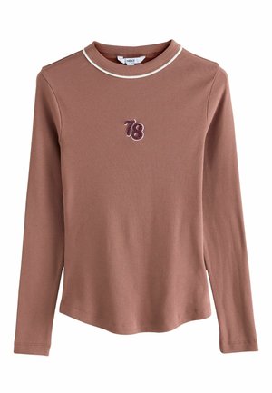 Langærmet ribbet top i støvet rosa med en hvid krave. Har "78" broderet i lilla på brystet og en buet kant.