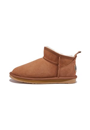 Bottines en daim tan à bout rond, avec une doublure en polaire douce et une semelle en caoutchouc. Comprend un détail cousu et une tirette à l'arrière.