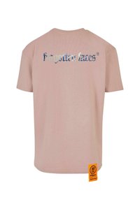 Světle růžové bavlněné tričko s multicolor grafickým potiskem na zadní straně a oranžovou štítkovou značkou. Krátké rukávy, kulatý výstřih.