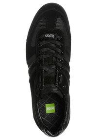 Czarny but sportowy wykonany z siateczki i zamszu. Posiada płaskie sznurowadła, detal z logo oraz wkładkę z wzorem. Zaokrąglony czubek i wyściełany kołnierz.