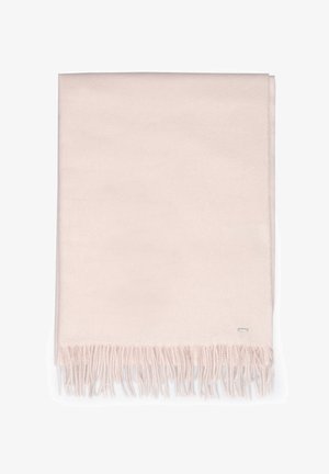 Světlá růžová měkká šála s zatočeným třásňovým lemem na jednom konci, pečlivě složená, s malou obdélníkovou kovovou značkou poblíž třásní.