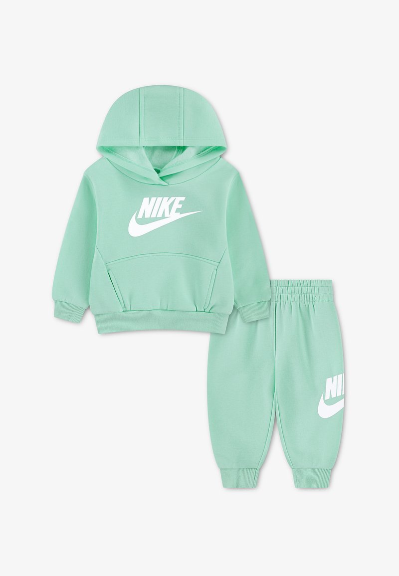 Φούτερ Nike για νήπια σε μέντα πράσινο με μπροστινή τσέπη και ταιριαστό παντελόνι, και τα δύο με λευκό λογότυπο Nike.