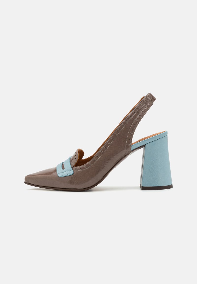Hnědá lakovaná slingback obuv se špičatou špičkou, doplněná světle modrým páskem a masivním modrým podpatkem. Texturované detaily po stranách.