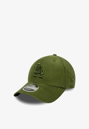 Cappello in velluto a coste verde oliva con visiera curvata, caratterizzato da un logo LA ricamato e un adesivo New Era sul davanti. Dettagli sulla superficie testurizzata.
