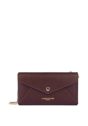 Portefeuille enveloppe en cuir marron texturé avec bouton-pression doré, chaîne dorée et logo "Lancaster Paris" sur le devant.