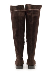 Stivali marroni in camoscio sopra il ginocchio con suola piatta, caratterizzati da una zip sul lato interno e un dettaglio di cuciture lungo le cuciture.