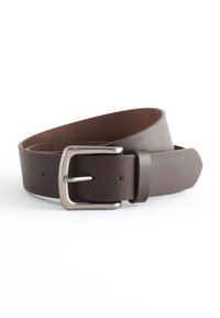 Ceinture en cuir marron avec une finition mate, dotée d'une boucle rectangulaire en argent et de cinq trous pour l'ajustement.