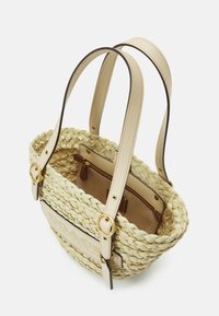 Spleciona torebka ze słomy z jasnobeżowymi skórzanymi akcentami, z podwójnymi uchwytami, wewnętrzną kieszonką na zamek oraz wytłoczonym logo z boku.