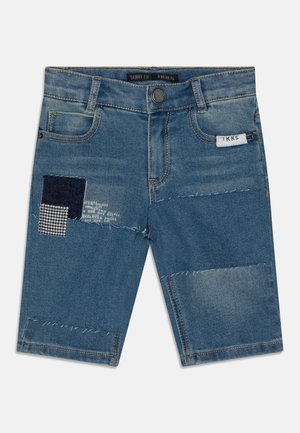 Schmale Denim-Shorts in Blau, verziert mit Patches aus dunklem Denim und Gingham, mit fransigen Säumen und mehreren Taschen.