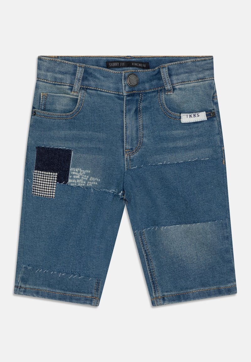Shorts en denim skinny fit bleus, ornés de patches en denim sombre et en vichy, avec un effilochage aux ourlets et plusieurs poches.