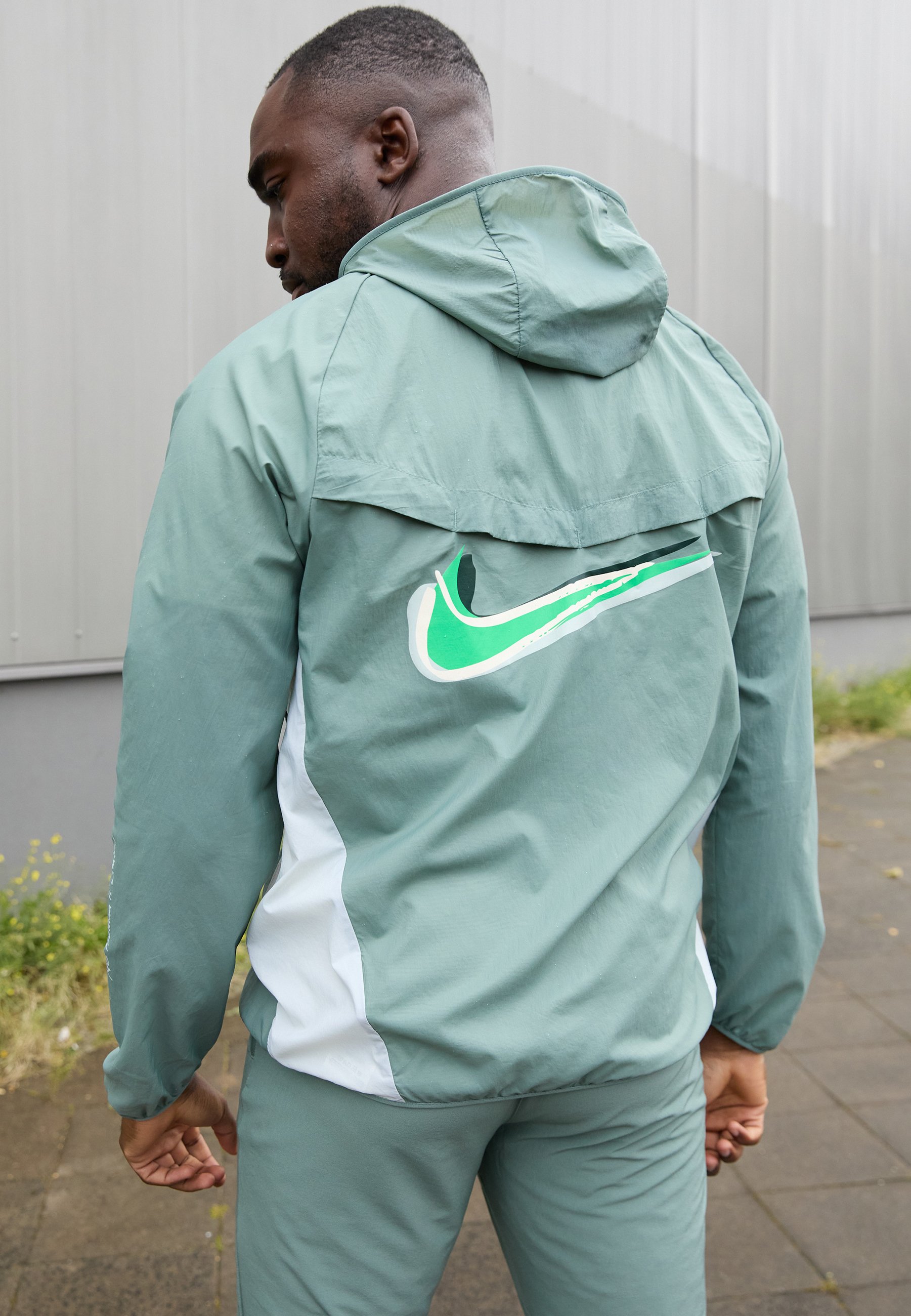 Nike Performance STRIDE JACKET EK - Running jacket - light silver
