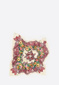 Pañuelo cuadrado de seda con un vibrante patrón floral en rojo, rosa y amarillo sobre un fondo crema, con diseños intrincados en el borde.