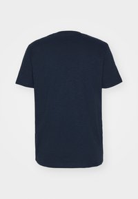 Kortärmad, rundhalsad t-shirt i mörk marinblå, tillverkad av mjukt, texturerat tyg med en enkel baksida utan synlig logotyp eller mönster.