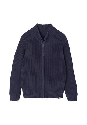Dunkelblauer gestrickter Reißverschluss-Pullover mit geripptem Kragen, Bündchen und Saum, flach auf weißem Hintergrund präsentiert.