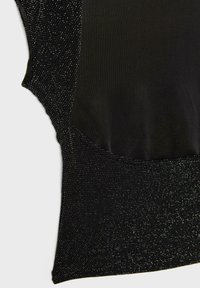 Čierny top s hladkým látkovým telom a textúrovanými čiernymi trblietavými akcentmi po stranách, s jemnou pružnosťou materiálu.