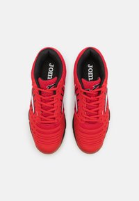 Zapatillas deportivas rojas con una parte superior de malla texturizada, acentos negros y rayas grises. Presenta cordones redondos y una suela de goma.