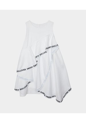 Robe blanche sans manches présentant un design moderne avec des sections superposées, des accents de texte noirs et une coupe décontractée. Tissu léger.